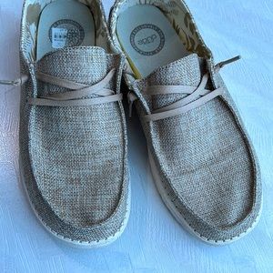 HEY DUDE Women’s woven cream shoe